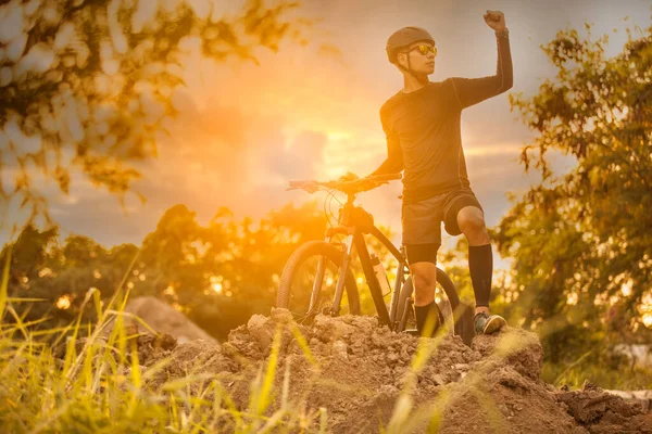 Radler Bei Sonnenaufgang Mit Mountainbike Unterwegs — Stockfoto