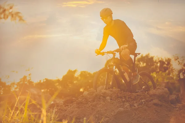 Radler Bei Sonnenaufgang Mit Mountainbike Unterwegs — Stockfoto