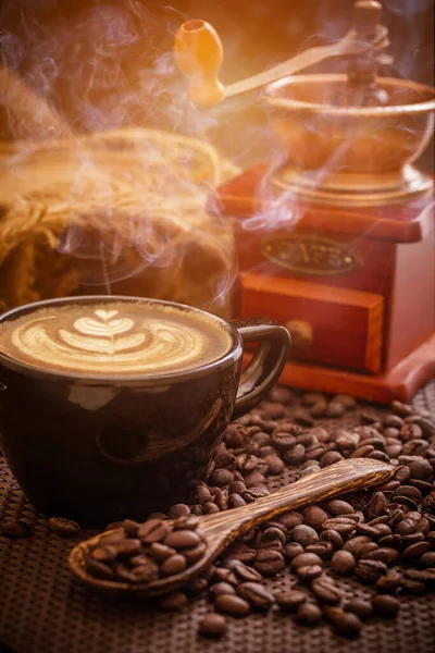 Поздний Кофе Кофейными Зёрнами — стоковое фото