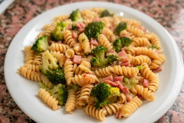 Brokoli ve jambonlu Fusilli makarna.
