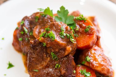 Havuçlu ve maydanozlu domuz güveci.