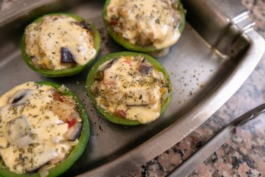 Doldurma ve erimiş peynirle yaz kabağına yakın çekim