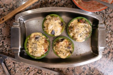 Yuvarlak kabaklı tepsi manzarası. Üstünde sebze ve peynir var.