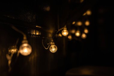 Karanlıkta küçük dekoratif ışıklar 