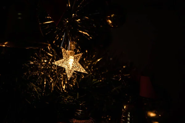 Sternförmiges Licht Der Dunkelheit Des Weihnachtsbaums — Stockfoto