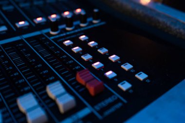 Profesyonel ses konsolu. Yakın plan..