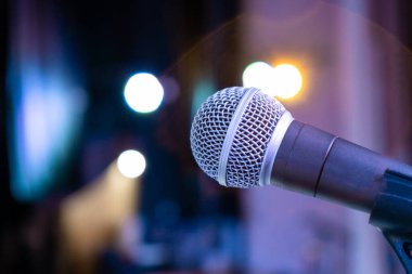 Sahnede şarkı söylemek için mikrofonun arka planında ışıklar olsun.