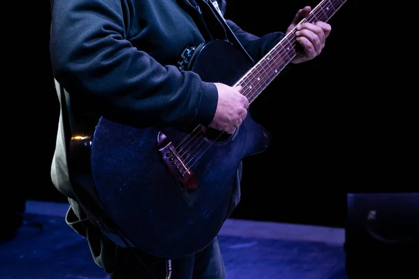 Unerkennbare Person Spielt Gitarre — Stockfoto