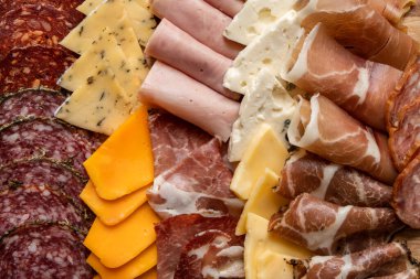 Sosisli ve peynirli sandviçlere yakın çekim. Üst görünüm.