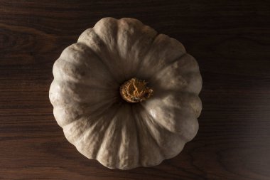 Ahşap bir arka plana yerleştirilmiş bir balkabağı manzarası