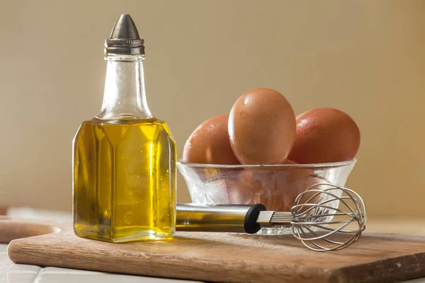 Masih Hidup Dengan Telur Dan Minyak Ditempatkan Papan Dapur — Stok Foto