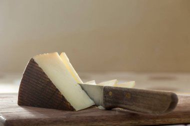 Kahvaltı hazırlamak, bıçakla peynir kırmak tahta tahtada