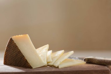 Kahvaltı hazırlamak, bıçakla peynir kırmak tahta tahtada