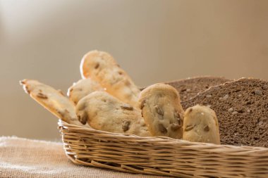 Çeşit çeşit ekmek sepeti, ön planda boru, arka planda çavdar ekmeği. Geleneksel tatlar