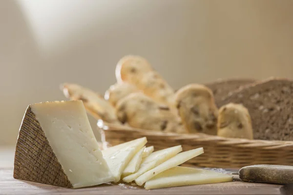 Vista Preparar Café Manhã Com Queijo Cesta Com Rolos Fundo — Fotografia de Stock