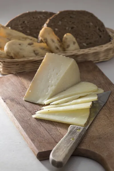 Kahvaltı Hazırlıyorum Dilimlenmiş Peynir Çeşitli Ekmekler - Stok İmaj
