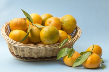 Mandalinalı sepeti olan bir sepet ve mavi arka planda, ön planda kalan diğerleri...
