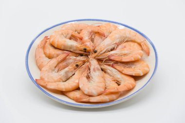 Beyaz arkaplana yerleştirilmiş bir karides tabağı görüntüsü
