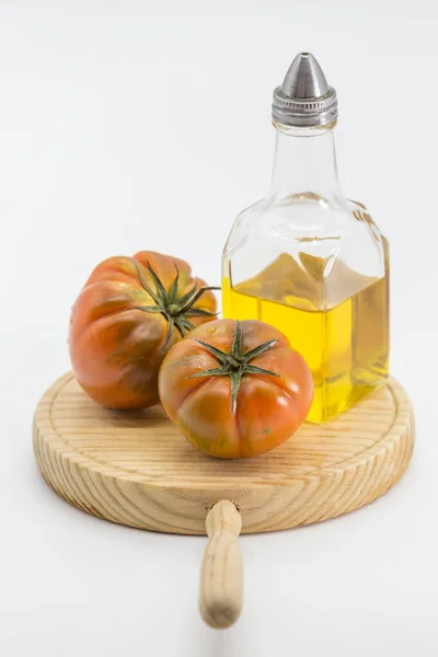 Ainda Vida Com Dois Tomates Óleo Pode Colocar Uma Tábua — Fotografia de Stock
