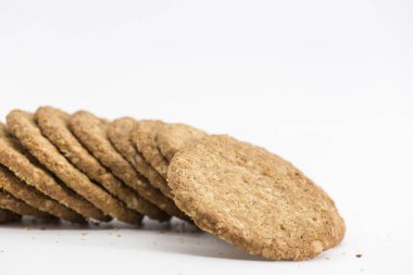 Beyaz arka planda düşen yulaflı kurabiye seti, sağlıklı kahvaltı.