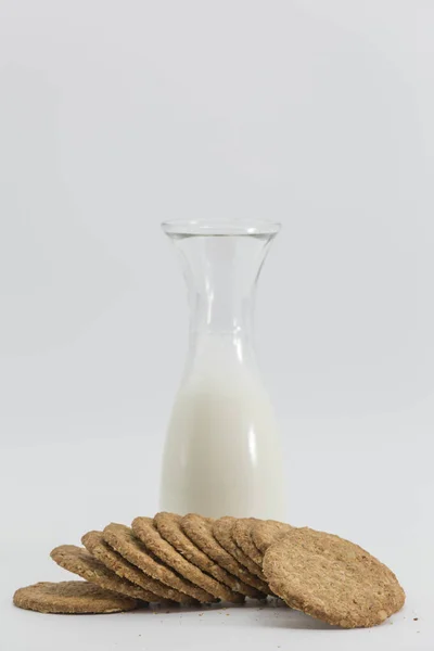 Μπουκάλι Γάλα Και Μπισκότα Έπεσε Μπροστά Όλα Λευκό Φόντο Υγιεινό — Φωτογραφία Αρχείου
