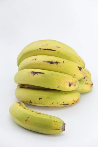 Vista Ramo Plátanos Colocados Sobre Fondo Blanco Sin Fin — Foto de Stock