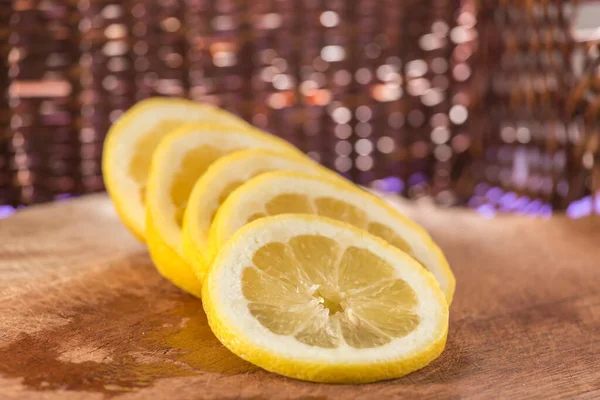View Sliced Lemon Wooden Board Quite Blurred Dark Background — Stock Photo, Image