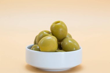 Akdeniz yazının tipik aperatifleri. Yuvarlak tabakta goril gibi zeytinler. İspanya aromalı.