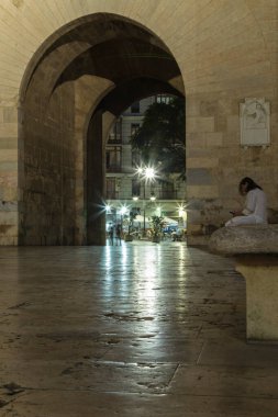 Valencia 'daki Serranos kapısının gece görüşü, İspanya