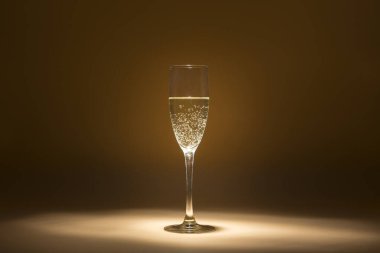 Ön planda bir bardak kavanın görüntüsü alacakaranlıkta parlıyordu.