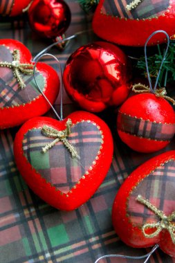 Noel ağacı için Noel süslemeleri. Kırmızı renkli toplar ve kalpler, ekose desenli.