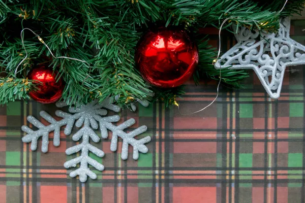 Tartan Arka Planda Noel Süslemeleri — Stok fotoğraf