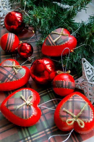 Noel Ağacı Için Noel Süslemeleri Kırmızı Renkli Toplar Kalpler Ekose — Stok fotoğraf