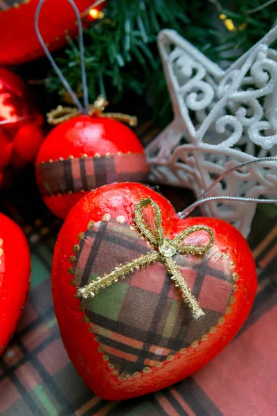 Noel ağacı için Noel süslemeleri. Kırmızı renkli toplar ve kalpler, ekose desenli.