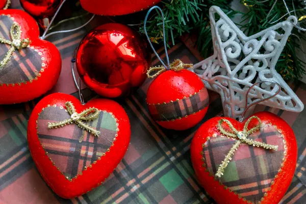 Noel ağacı için Noel süslemeleri. Kırmızı renkli toplar ve kalpler, ekose desenli.