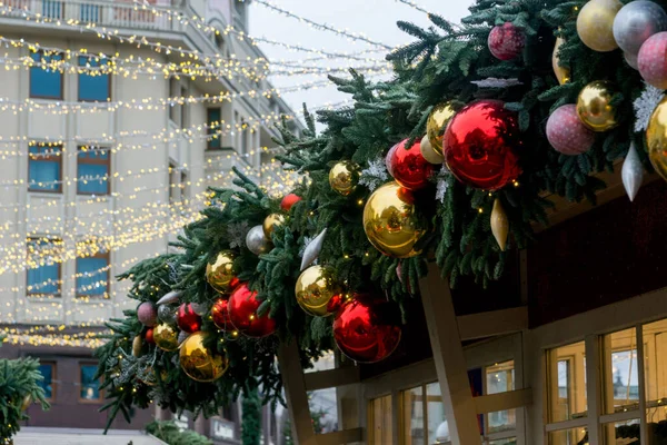 Julgransgirland Stadsgata Stora Färgglada Bollar Och Ljus Festlig Gran — Stockfoto