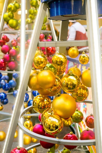 Juldekoration Gyllene Scharlakansröda Och Blå Bollar Alla Storlekar — Stockfoto