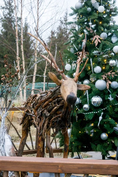 Juldekoration Hjort Trä Kvistar Bredvid Festlig Gran — Stockfoto