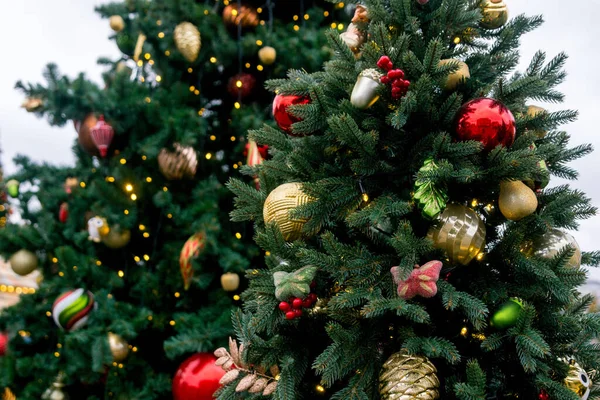 Hermosos Árboles Navidad Con Luces Bolas Una Calle Festiva Ciudad —  Fotos de Stock
