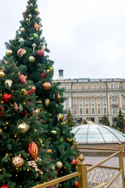 Vackra Julgranar Med Ljus Och Bollar Festlig Stadsgata — Stockfoto