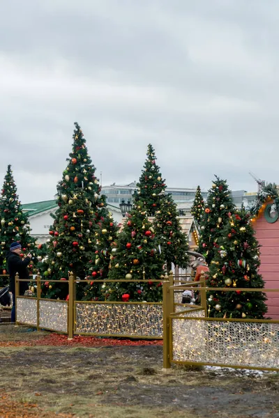 Vackra Julgranar Med Ljus Och Bollar Festlig Stadsgata — Stockfoto