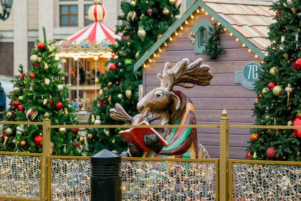 Juldekorativa Hus Festlig Stadsgata Små Trähus Bland Julgranar — Stockfoto
