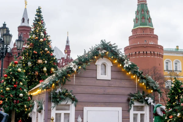 Juldekorativa Hus Festlig Stadsgata Små Trähus Bland Julgranar — Stockfoto