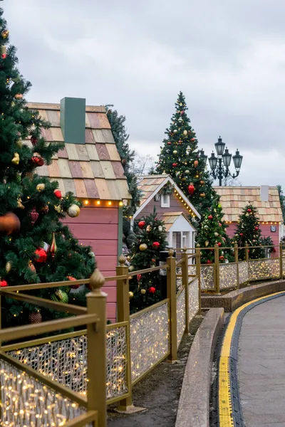 Χριστουγεννιάτικα Διακοσμητικά Σπίτια Έναν Εορταστικό Δρόμο Της Πόλης Μικρά Ξύλινα — Φωτογραφία Αρχείου