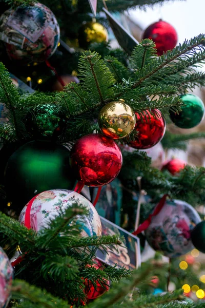 Hermoso Árbol Navidad Una Calle Ciudad Bolas Colores Cerca —  Fotos de Stock