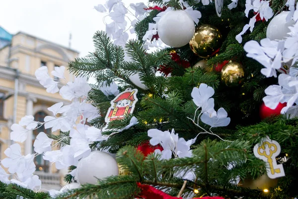 Schöner Weihnachtsbaum Auf Einer Straße Der Stadt Gold Weiß Rote — Stockfoto