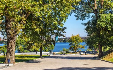 Parkın adı T.G. Shevchenko, DNU Öğrenci Sarayı, Gözlem Güvertesi, Dnipro Şehri, Ukrayna 