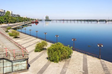 Yaz şehri Dnipro, Lenin Embankment, Sicheslavskaya Embankment, Beyaz Kuğu Çeşmesi, Ukrayna