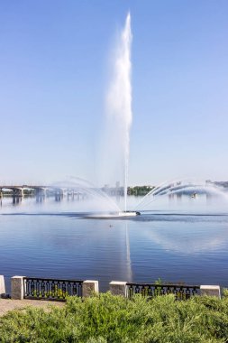 Yaz şehri Dnipro, Lenin Embankment, Sicheslavskaya Embankment, Beyaz Kuğu Çeşmesi, Ukrayna