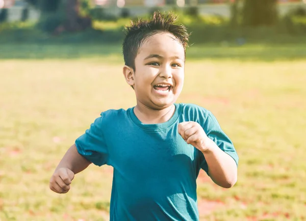 Asiatico Ragazzo Running Field — Foto Stock